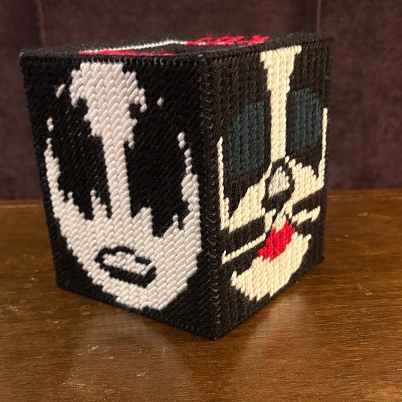 New handmade Kiss tissue box cover. - Picture 2 of 5